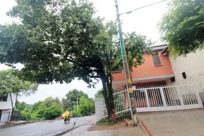 Casa Esquinera De Dos Pisos En El Barrio En El Barrio El Altico