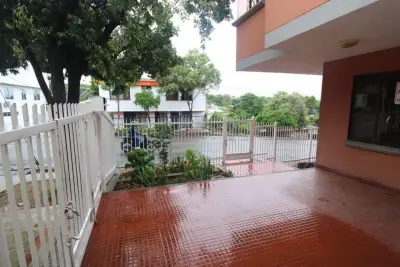 Casa Esquinera De Dos Pisos En El Barrio En El Barrio El Altico