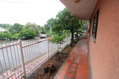 Casa Esquinera De Dos Pisos En El Barrio En El Barrio El Altico
